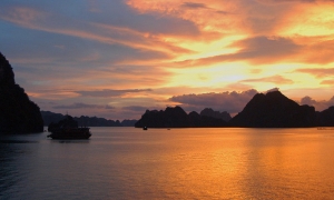 HALONG BAY TOUR LUXURY 6 hours on Boat